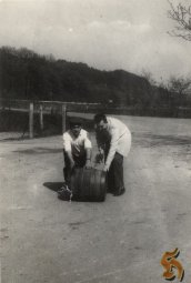 1960 Velikonoce (asi) zatka ped hospodou - Emanuel Backar a Lubo Ondrek